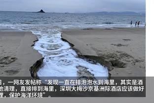 真情流露！深陷交易流言的拉塞尔疑似在场边擦泪 里夫斯捏肩安慰